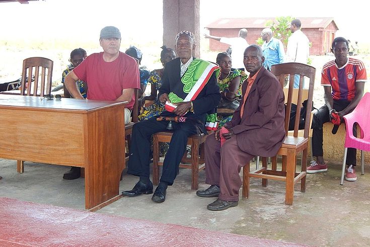 Les invités d’honneur de gauche à droite, le Chef de Projet Ntsio, le Chef Coutumier, son notable